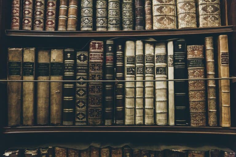 Los mejores libros de historia más vendidos 1 thomas kelley hHL08lF7Ikc unsplash scaled 1